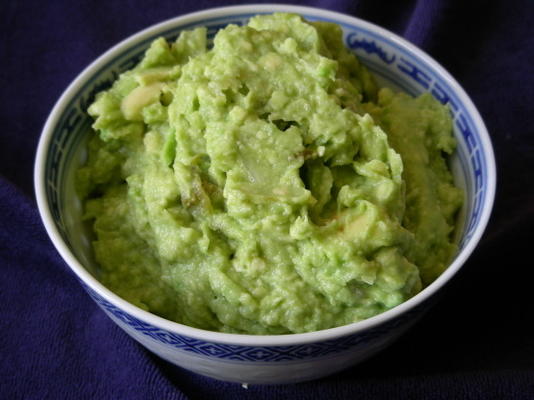 guacamole met groene chili pepers