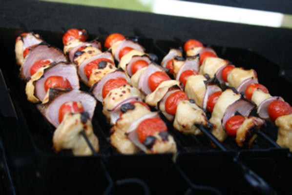 mini-tomaat, ui en kip kabobs