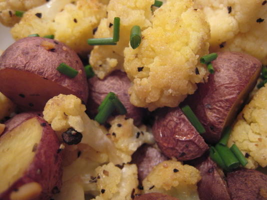 geroosterde aardappelen en bloemkool met bieslook