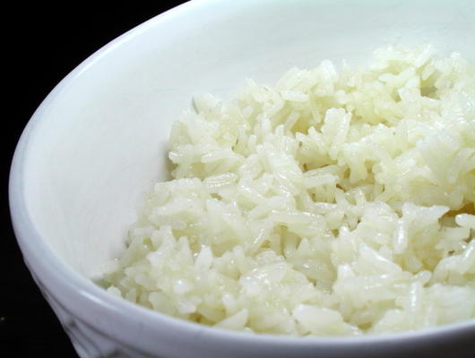 eenvoudige magnetron gekookte rijst.