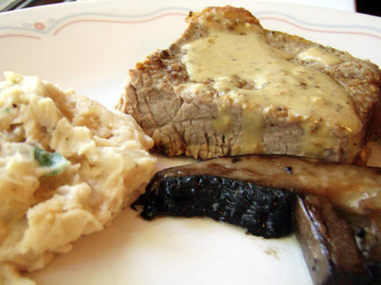 pepersteak met boterboon puree en portabella champignons.