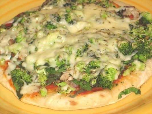 pita pizza, spinazie, broccoli, ui en champignons