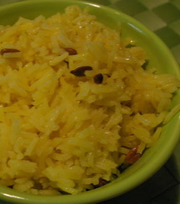 gele rijst met sesamzaad