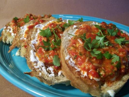 geroosterde rode peper pesto crostini