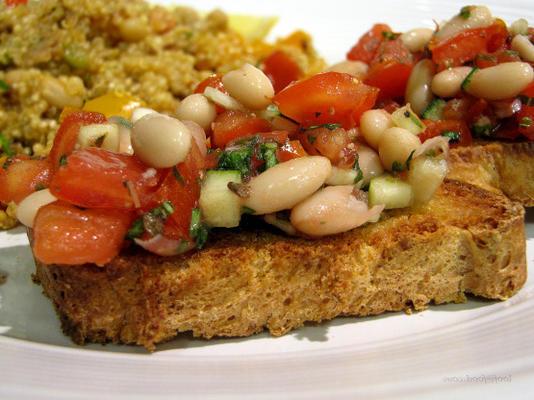 bruschetta met witte bonen, tomaten en verse kruiden