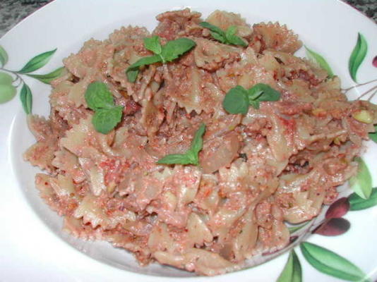bucatini alla lipari (bucatini met notenpesto en tomatensaus