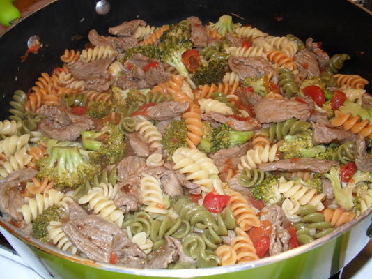 pasta met rundvlees, broccoli en tomaten