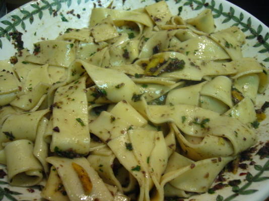 pappardelle pasta met olijven, tijm en citroen
