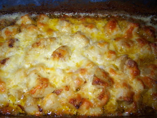 grove aardappelen met kaas, knoflook en pesto
