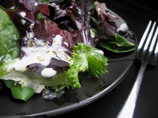 gemengde babygreens met romige dressing