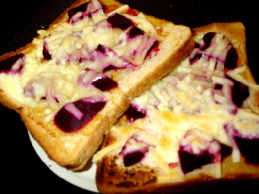 witte toast met cheddar en rode biet