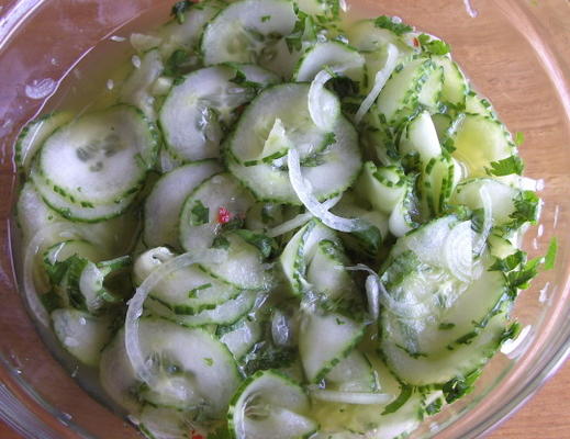 gemarineerde komkommer met een Thaise twist