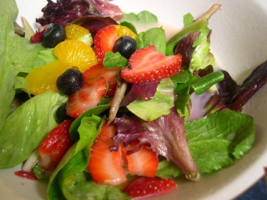 gemengd fruit, voorjaarsgroen w. witte chocolade-oranje vinaigrette