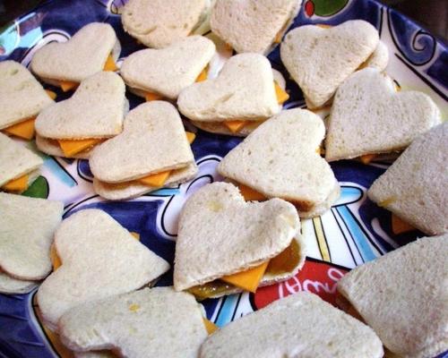 Cheddar en chutney op brioche-theesandwiches