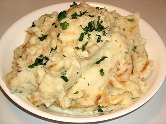 aardappelpuree met gekarameliseerde uien en mierikswortel