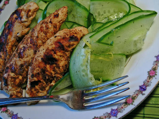 zwartgeblakerde kipfilet met gemarineerde komkommer (koolhydraatarm)