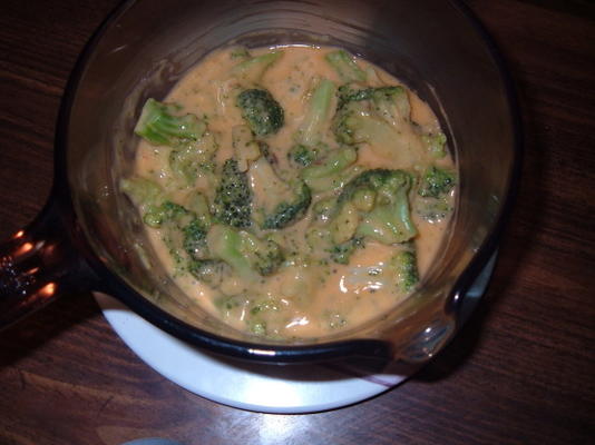 supereenvoudige kookplaat met broccoli en kaas