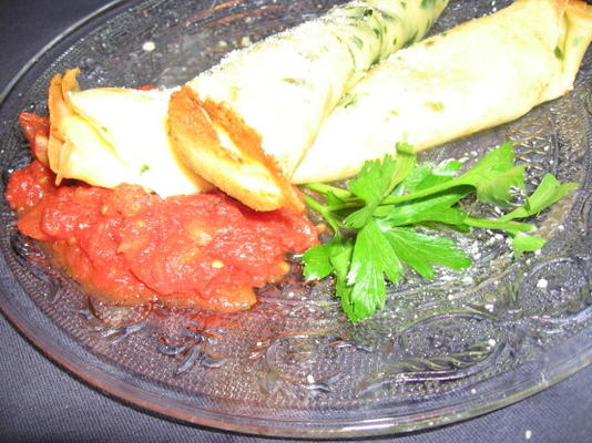 gekruide pannenkoeken met ricotta, groene pepers en tomatensaus