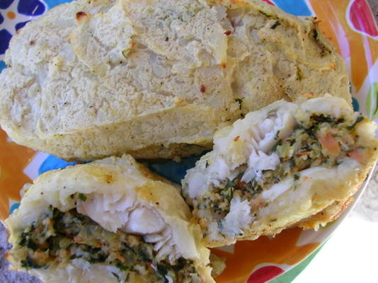met aardappel ingelegde gevulde tilapia