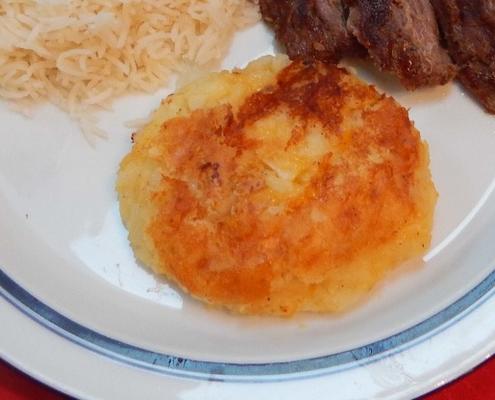 llapingachos (aardappelkoekjes gevuld met kaas)