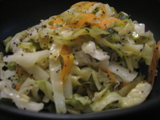 hete koolsalade met papaverzaaddressing