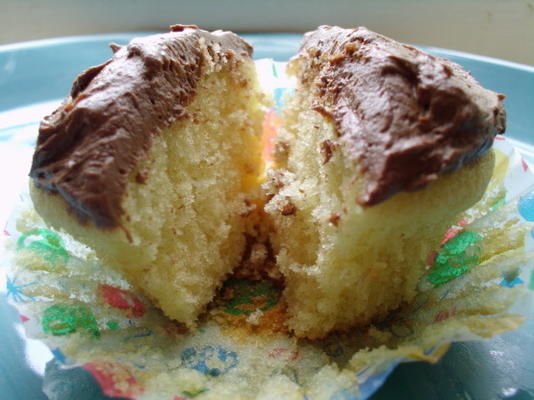 gele cupcakes met chocolade glazuur