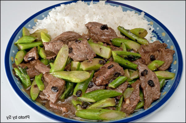 gesneden rundvlees met zwarte bonen en Chinese broccoli op rijst