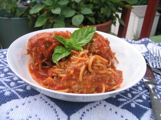 spaghetti-gehaktballen met tomaat-basilicumsaus