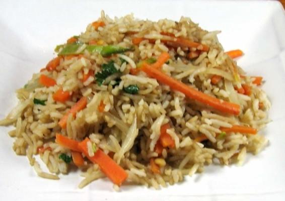 Thaise gefrituurde rijst met plantaardige linten