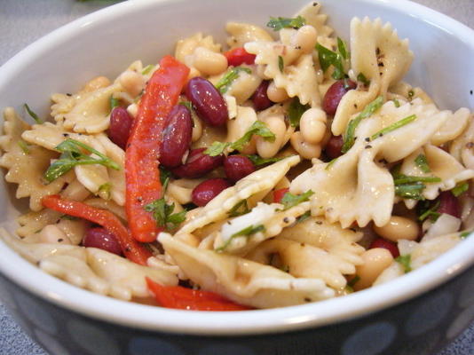 mediterrane farfalle (vlinderdas) pastasalade