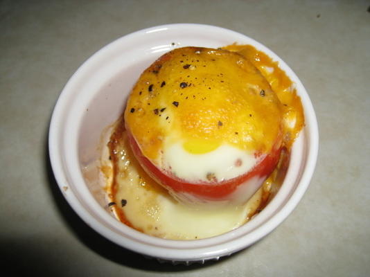 tomaat gevuld met kaas en ei