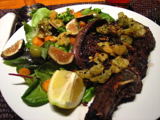 gegrilde steak in Toscaanse stijl met focaccia-salsa