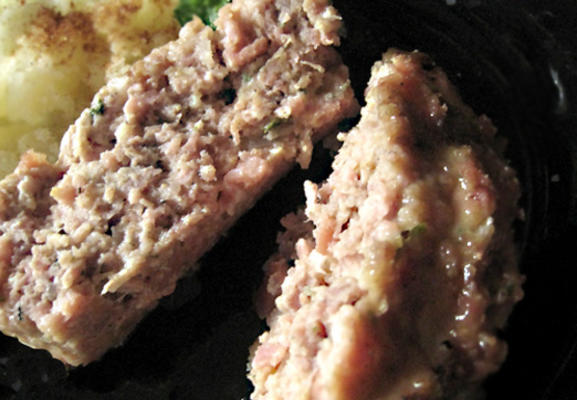 uitstekende ham en worst brood met basting saus