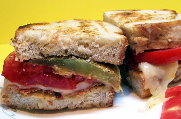 gefrituurde groene tomaat en bacon sandwich