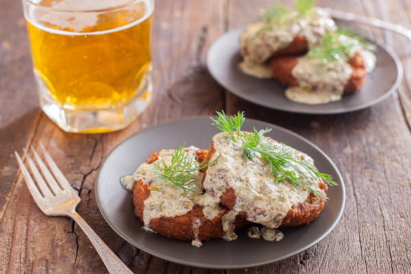 crab cakes met chardonnay roomsaus