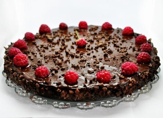 rauwe veganistische chocolade en frambozen verjaardagstaart