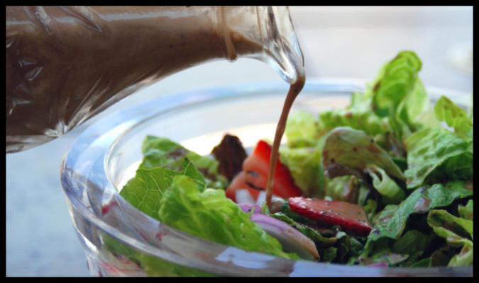 aardbei Romaine salade met romige maanzaad dressing