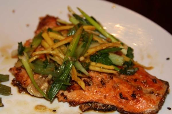 sesam korstforel met gember scallionsalade