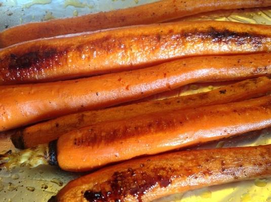 geroosterde wortels met kastanjes en gouden rozijnen