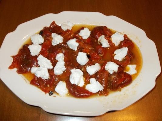 geroosterde paprika, zure sinaasappelvinaigrette en geitenkaas