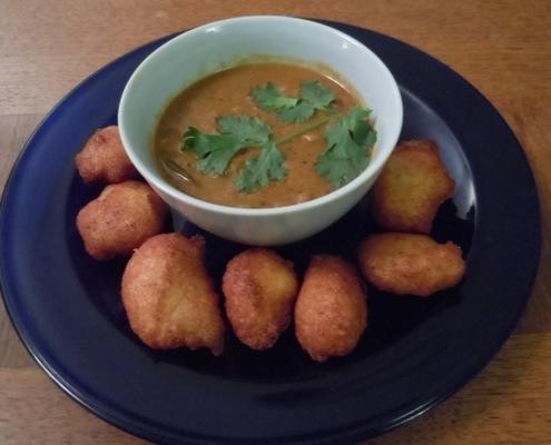 sambhar vada (gele linzensoep met gekruide donuts)