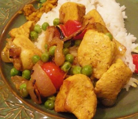 snelle kipcurry met tomaten en erwten