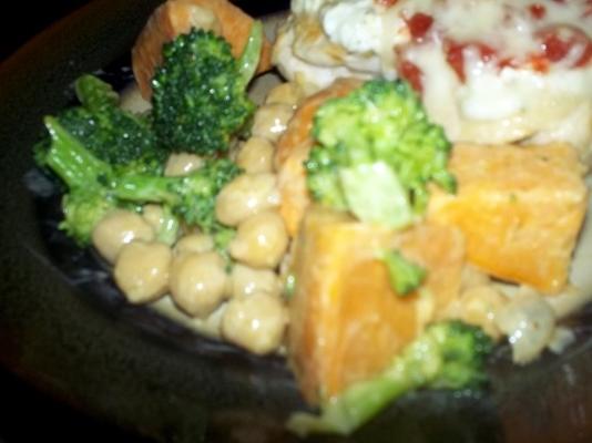 gestoomde zoete aardappel, broccoli en bonensalade