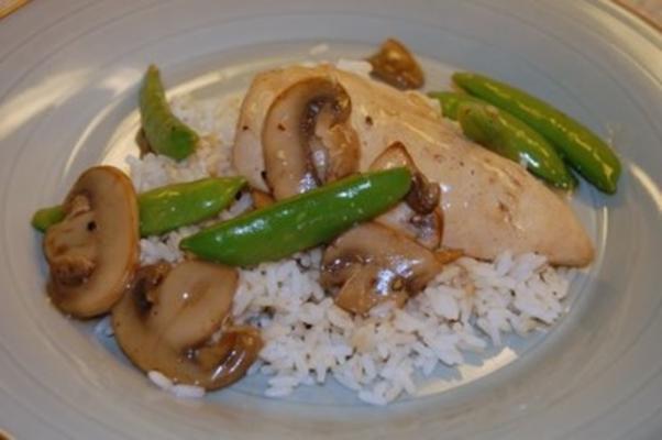 kip, champignons en sugar snaps over rijst