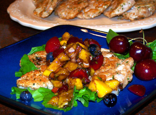 varkensvlees scaloppine over greens met zomerfruit salsa