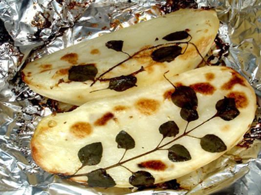 gebakken kruid versierde aardappelen