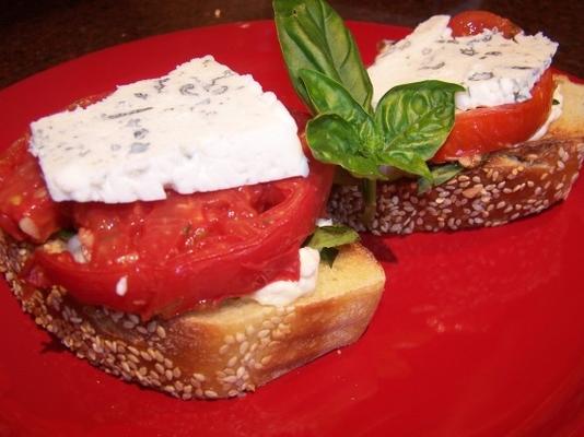 gerookte tomatensandwiches met geitenkaas en basilicum