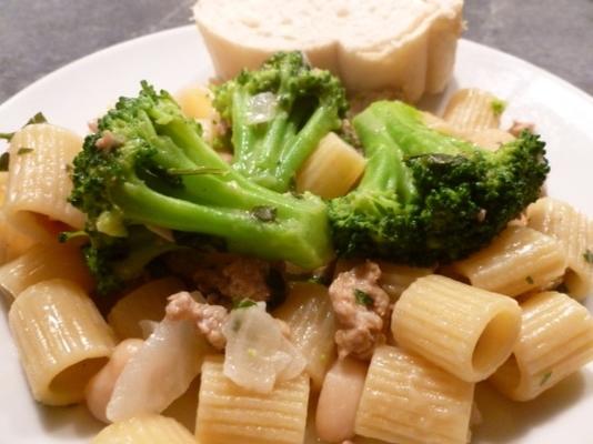 eenvoudige kalkoenworst, broccoli en pasta