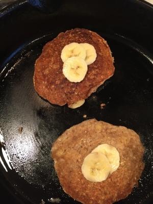 veganistische havermout pannenkoeken met banaan