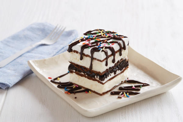 donkere chocolade crunch ijs sandwich cake